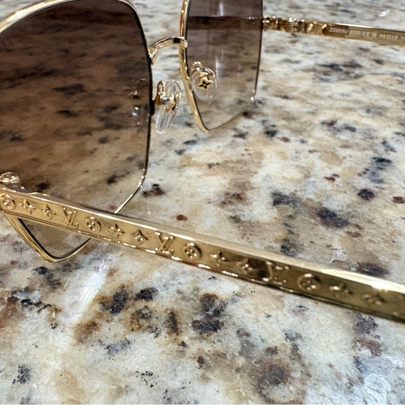 LV Aura Square Sunglasses - Picture 7 of 8
